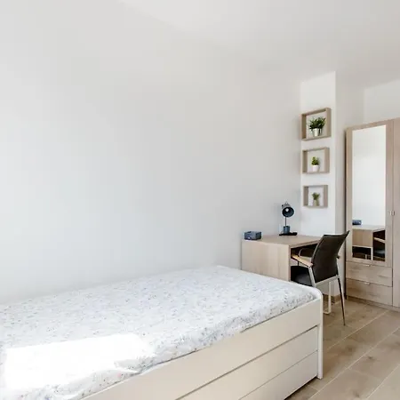 Private In Renovated - Tram 1 Min Walk Homestay szállás